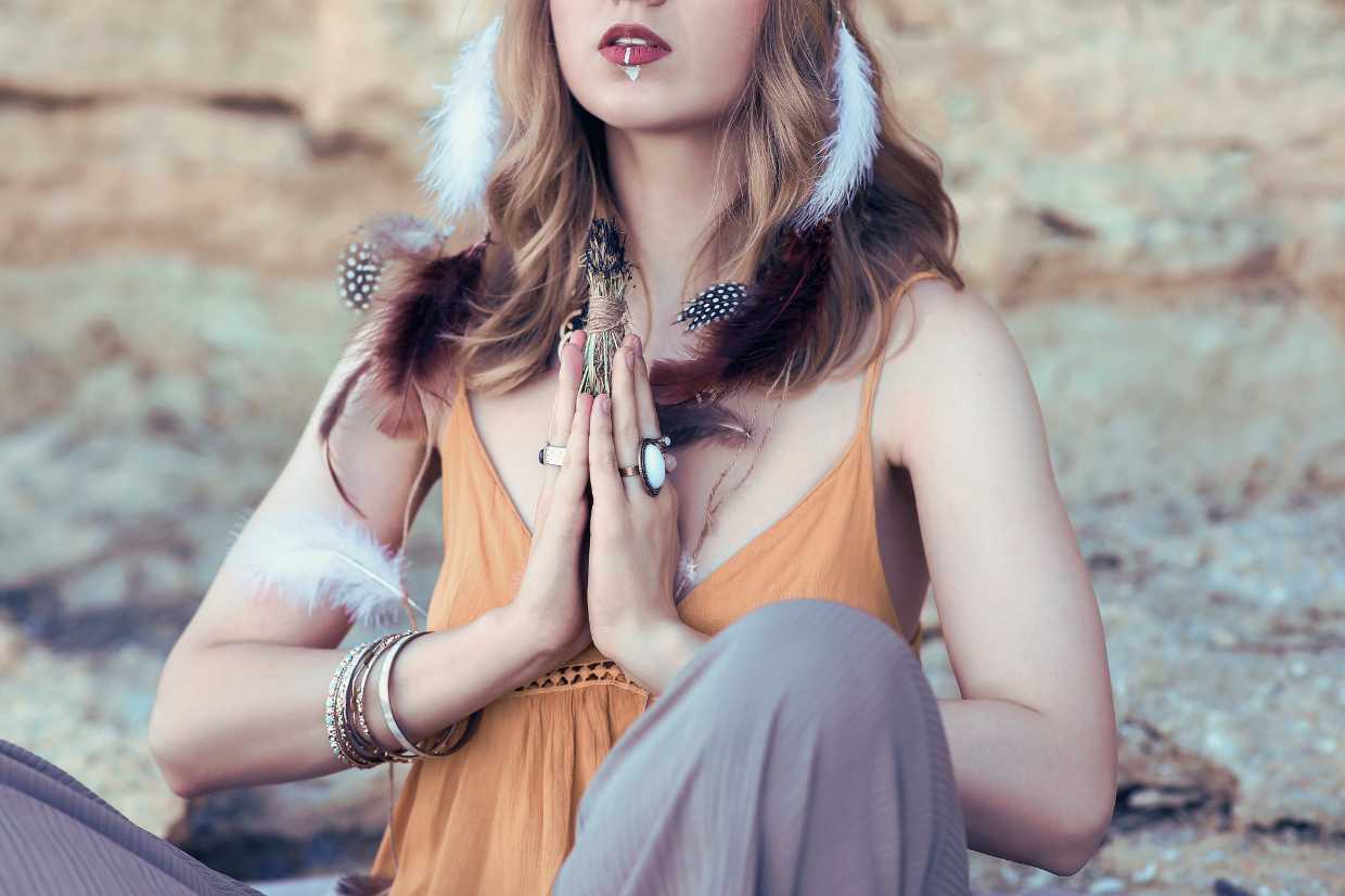 Bruja meditando para canalizar la energía